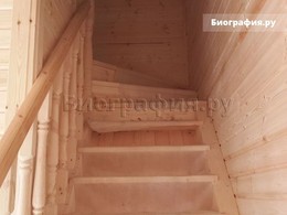 Вид лестницы каркасного дома при подъёме
