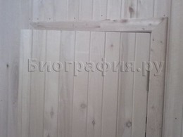 Дверь с отделкой лиственной ваногокой